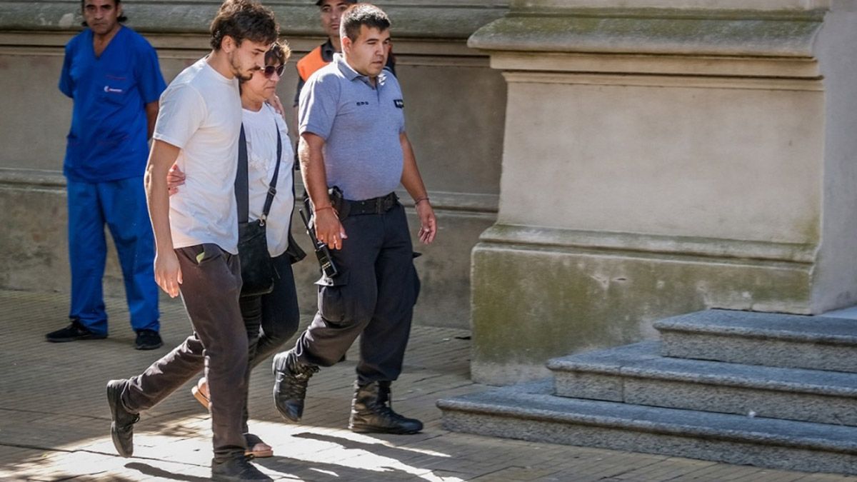 La madre de Máximo Thomsen, uno de los más complicados por el crimen de Fernando Báez Sosa, al ingresar a los Tribunales de Dolores