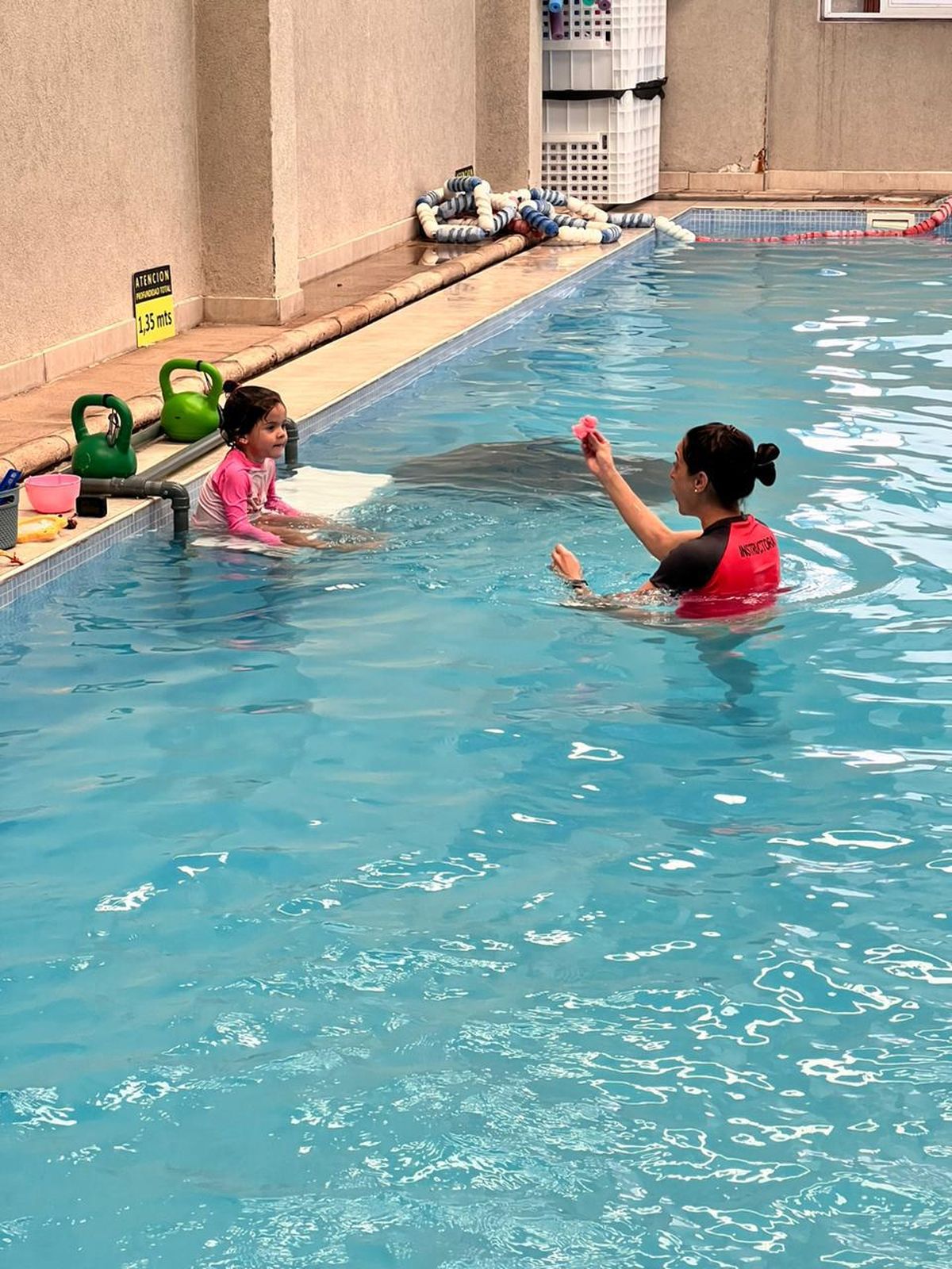 Antes de que los niños terminen el curso, se realizan simulacros de caídas en el agua para comprobar que pueden resolver la situación Antes de que los niños terminen el curso, se realizan simulacros de caídas en el agua para comprobar que pueden resolver la situación