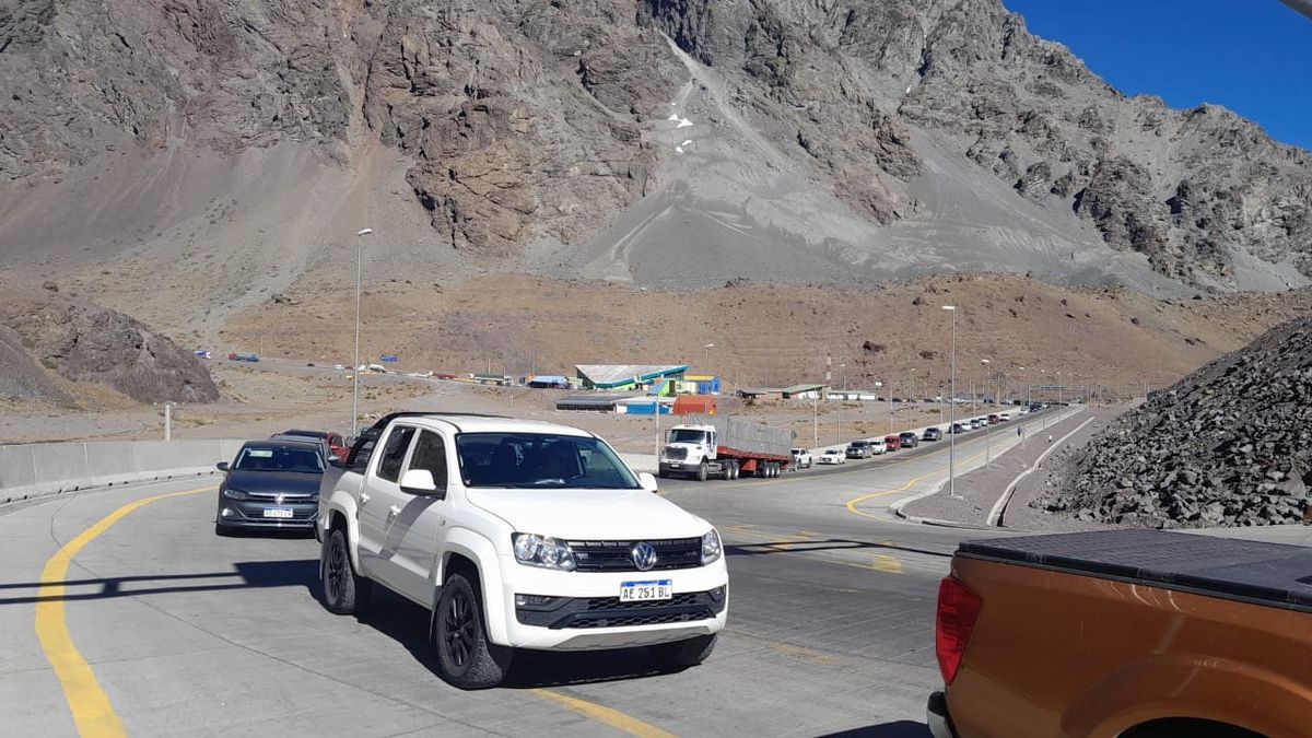 Larga fila de vehículos para llegar a Los Libertadores para ingresar a Chile. Larga fila de vehículos para llegar a Los Libertadores para ingresar a Chile.