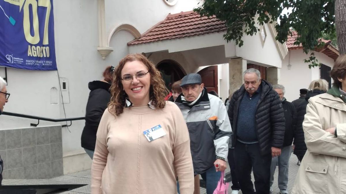 Elizabeth Sosa en una de las procesiones de San Cayetano, en Godoy Cruz, donde es ministra extraordinaria de la iglesia.