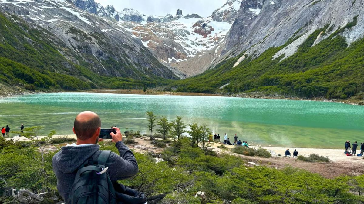 Caminata en el Fin del Mundo: montañas nevadas, bosques milenarios y treeking por una laguna soñada