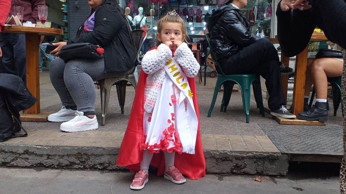 Una mini reina espera los carros para saludar a las soberanas de esta Vendimia 2025. Una mini reina espera los carros para saludar a las soberanas de esta Vendimia 2025.