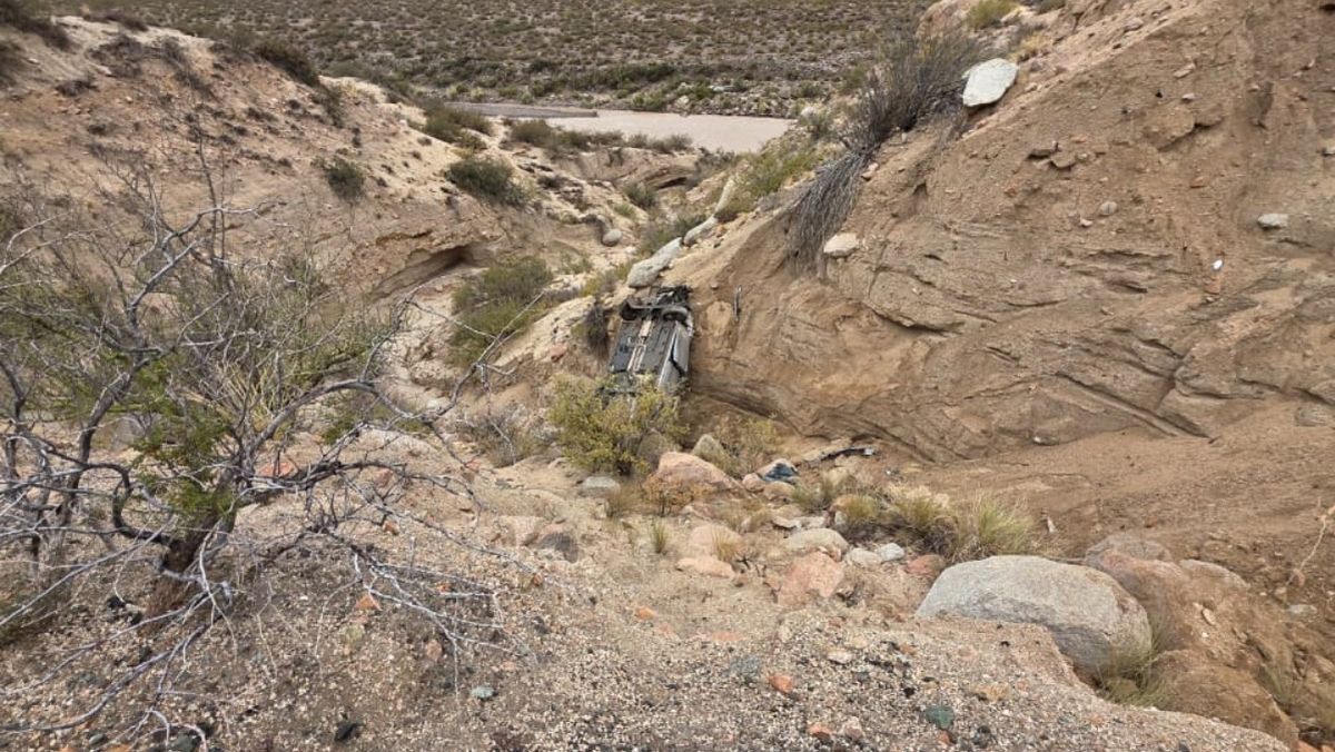 Golpazo. El auto y sus ocupantes se precipitaron unos 30 metros por un barranco. Golpazo. El auto y sus ocupantes se precipitaron unos 30 metros por un barranco.