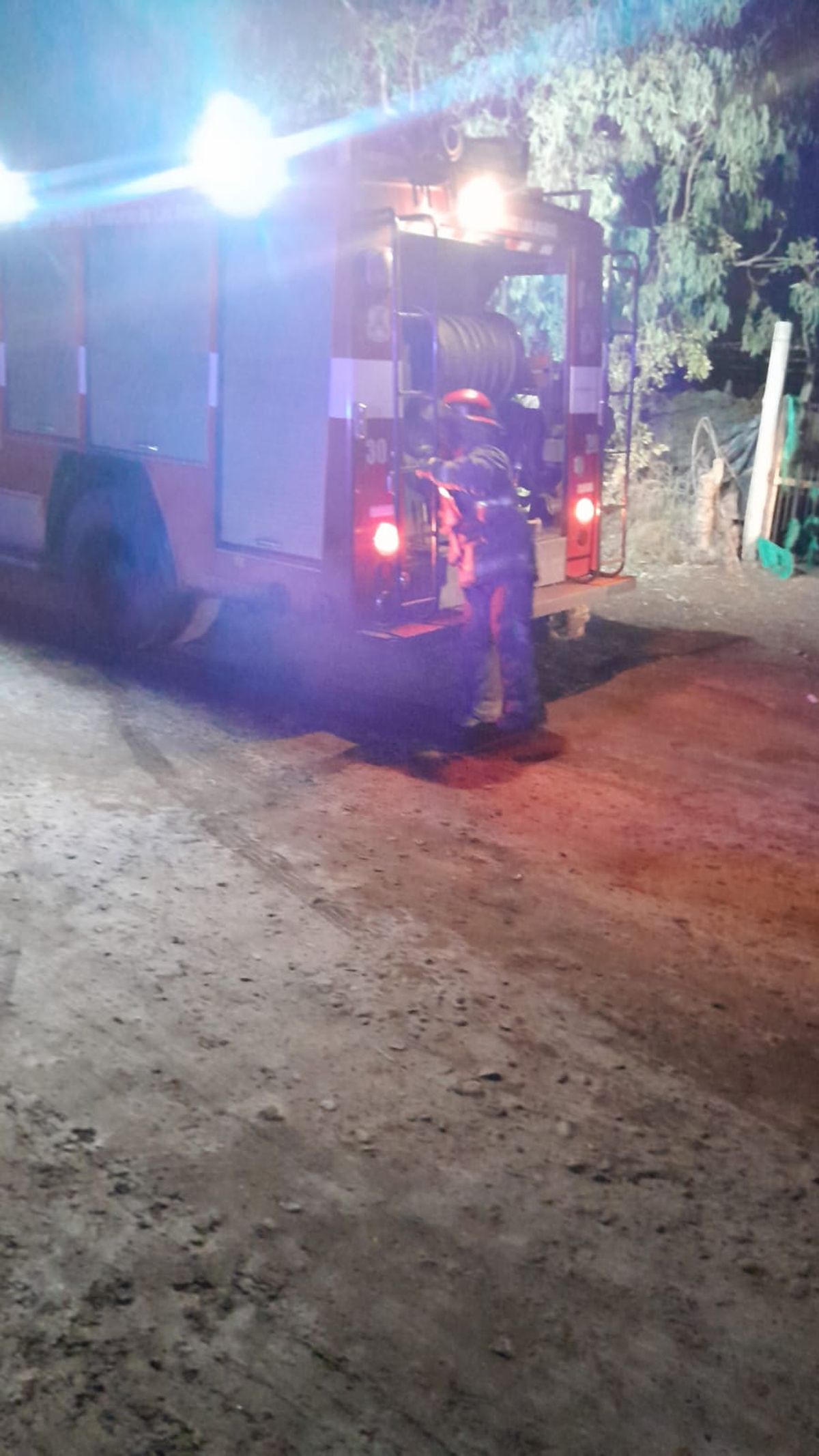 El personal policial y de bomberos tomó conocimiento del incendio a las 18.50. El personal policial y de bomberos tomó conocimiento del incendio a las 18.50.