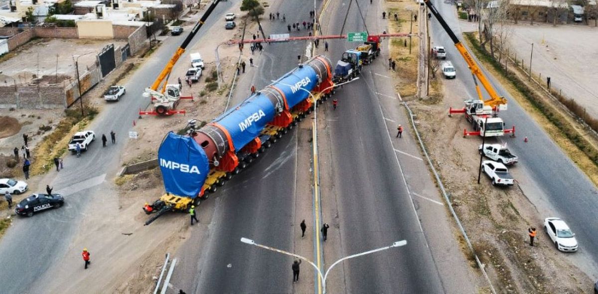 El traslado del enorme reactor de IMPSA demorará días hasta llegar a su destino final