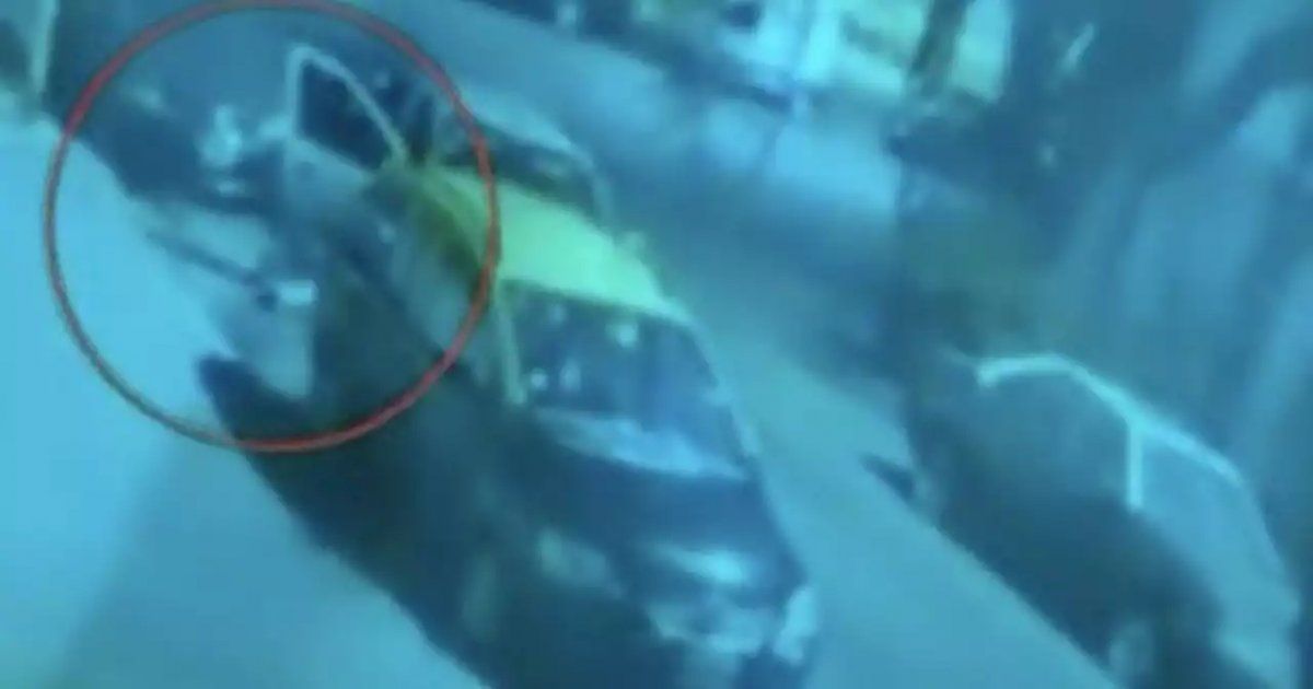 El cadáver de un hombre fue tirado de un vehículo en Buenos Aires.