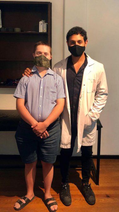 Matías López Castro es un médico traumatólogo.Tiene 35 años y está haciendo un master en Madrid, estudiando cómo afecta&nbsp; la inmadurez ósea y la hiperlaxitud a los pacientes con Síndrome de Down, para poder realizar tratamientos preventivos. Ofrece consultas gratuitas para sumar casos a su estudio