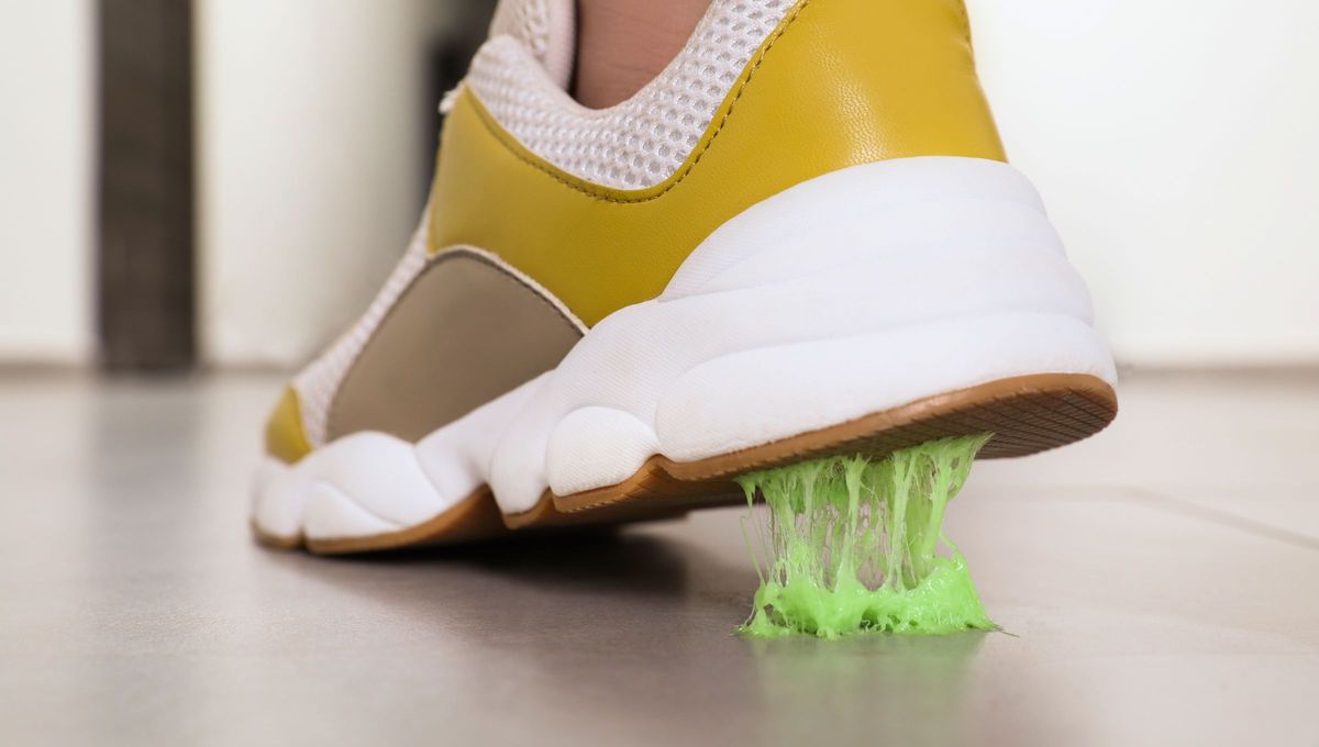 Cuando un chicle cae al piso hace que se este se vea descuidado y sucio Cuando un chicle cae al piso hace que se este se vea descuidado y sucio