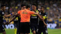 Tevez vio la roja por insultar a Delfino y podría recibir una severa sanción