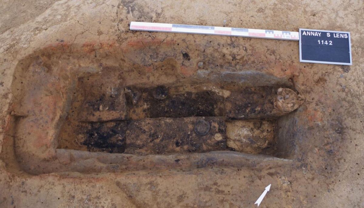 El descubrimiento también incluyó una pira funeraria. El descubrimiento también incluyó una pira funeraria.