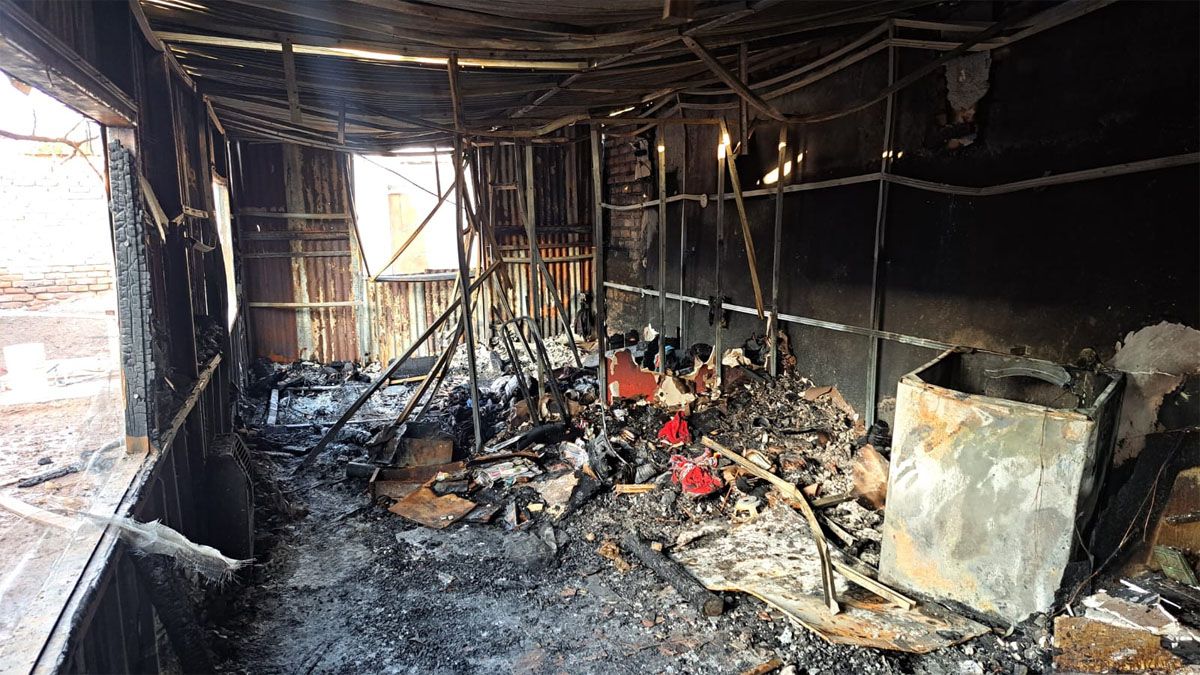 Una pareja y sus cuatro hijos necesitan ayuda para volver a construir la casa que perdieron al incendiarse en Maipú.