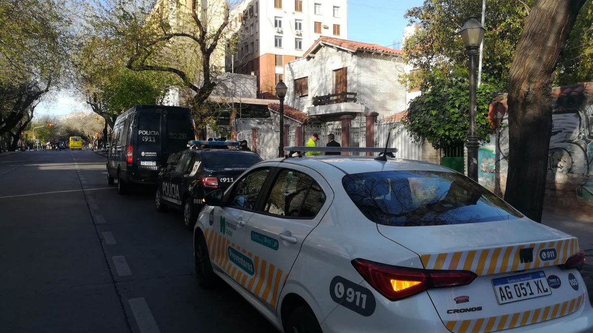 Por la ola de robos hicieron un operativo de seguridad en el refugio para personas en situación de calle ubicado en Patricias Mendocinas casi Pedro Molina, de Ciudad. Por la ola de robos hicieron un operativo de seguridad en el refugio para personas en situación de calle ubicado en Patricias Mendocinas casi Pedro Molina, de Ciudad.