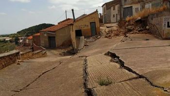 Una mujer y su bebé cayeron a un pozo en plena calle: amplio operativo de rescate