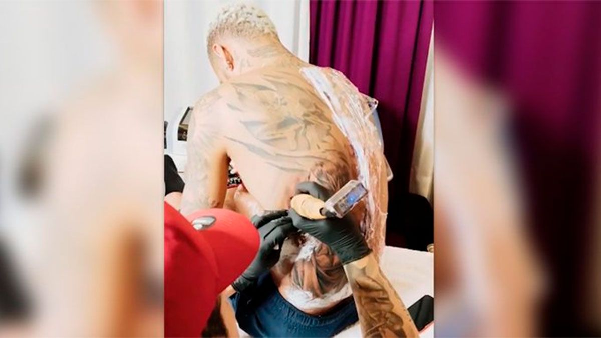 Neymar se hizo un impresionante tatuaje de Goku