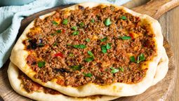 Recetas: Lahmacun, la pizza turca con carne molida y masa. Foto: gentileza martaullmann.