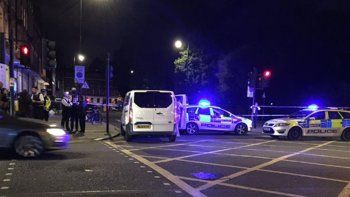 Un hombre atacó a una multitud a puñaladas en el centro de Londres y mató a una mujer