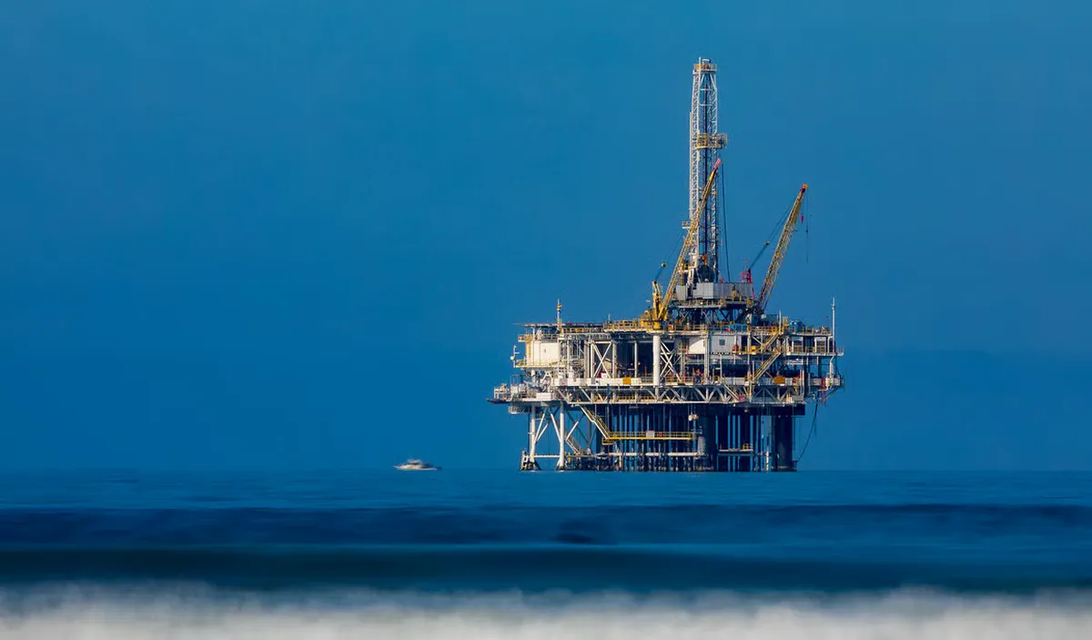 El nuevo descubrimiento de reservas gasíferas en el Mar Negro representa un hito estratégico para Ucrania, ya que los estudios sísmicos en 2D y 3D sugieren que estos yacimientos son de los más prometedores en toda la región. La posibilidad de acceder a estos recursos mediante tecnología de perforación en aguas profundas permitiría al país recuperar su capacidad de producción, la cual se vio reducida a la mitad debido a los ataques constantes contra su infraestructura energética durante el desarrollo del conflicto bélico. El nuevo descubrimiento de reservas gasíferas en el Mar Negro representa un hito estratégico para Ucrania, ya que los estudios sísmicos en 2D y 3D sugieren que estos yacimientos son de los más prometedores en toda la región. La posibilidad de acceder a estos recursos mediante tecnología de perforación en aguas profundas permitiría al país recuperar su capacidad de producción, la cual se vio reducida a la mitad debido a los ataques constantes contra su infraestructura energética durante el desarrollo del conflicto bélico.