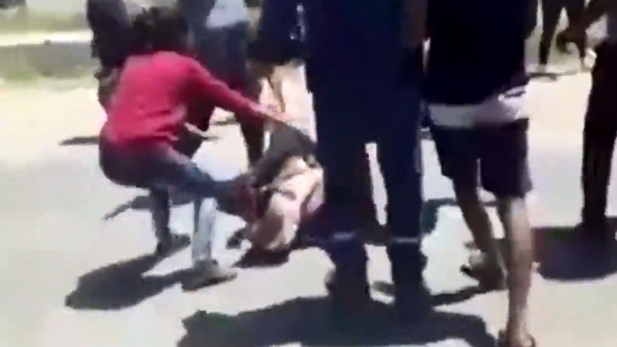 Los vecinos se mostraron enfurecidos luego de que los motochorros le robaran a una mujer y decidieron golpearlos con violencia