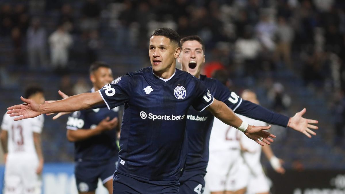 Alex Arce abrió el marcador en el Malvinas Argentinas.&nbsp;