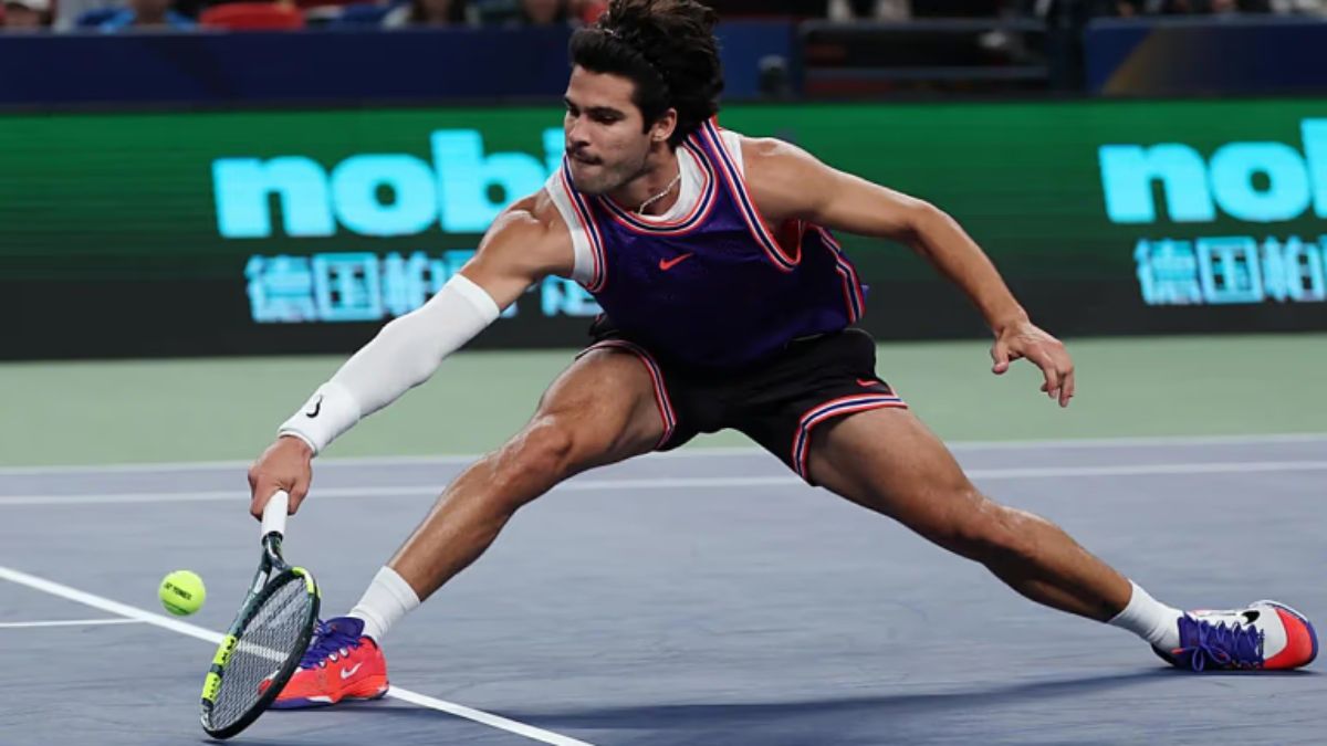 Carlos Alcaraz cayó sorpresivamente ante el belga Bers y quedó fuera del Masters de Shanghái.