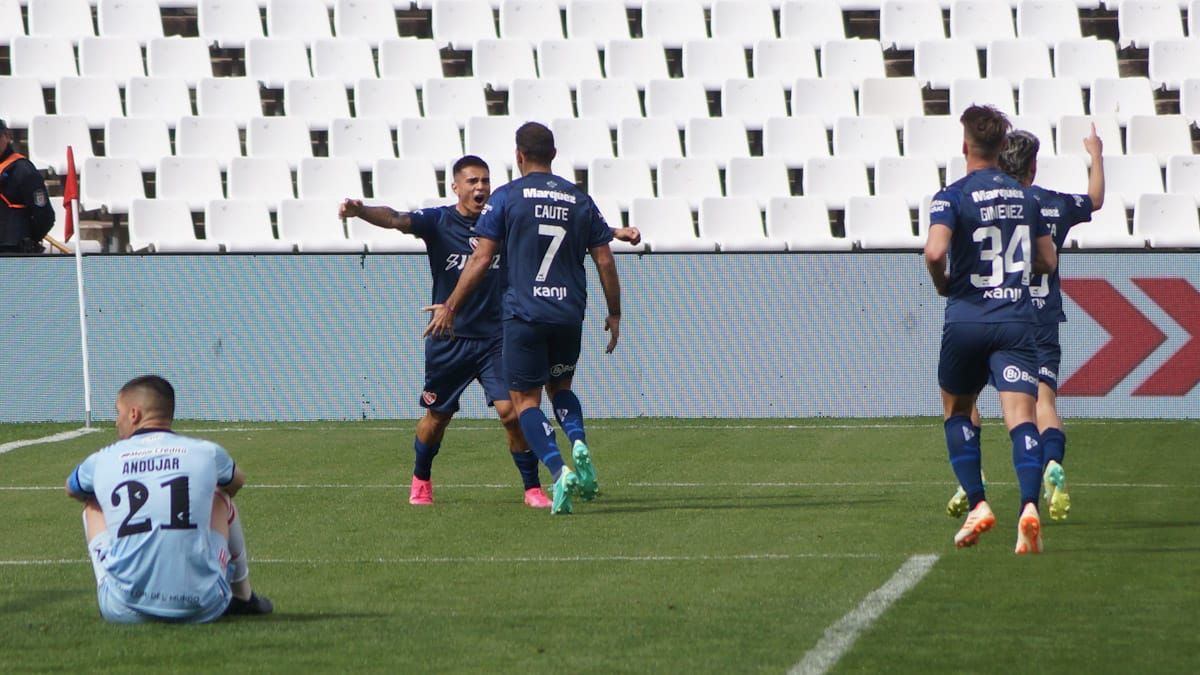 Los Rojos, vestidos de azul, estuvieron en ventaja solo unos minutos Los Rojos, vestidos de azul, estuvieron en ventaja solo unos minutos