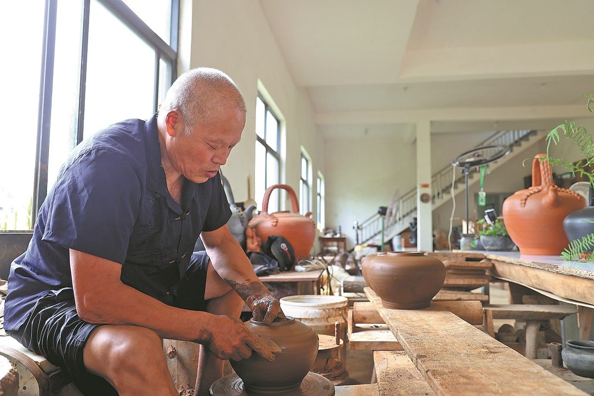 Yu Dahua trabaja en su taller en Yanshantou, Zhongxiang, provincia de Hubei. PARA USO DE CHINA DAILY