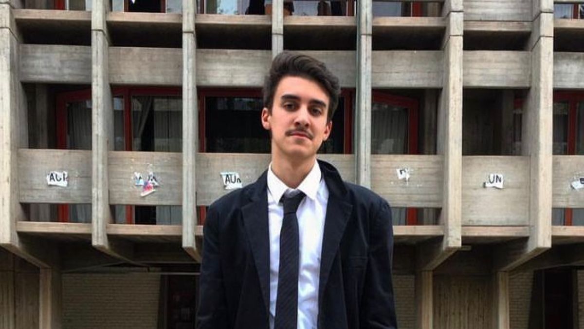 Zalazar listo para recibir el diploma de distinción en la Cámara de Diputados de la provincia.