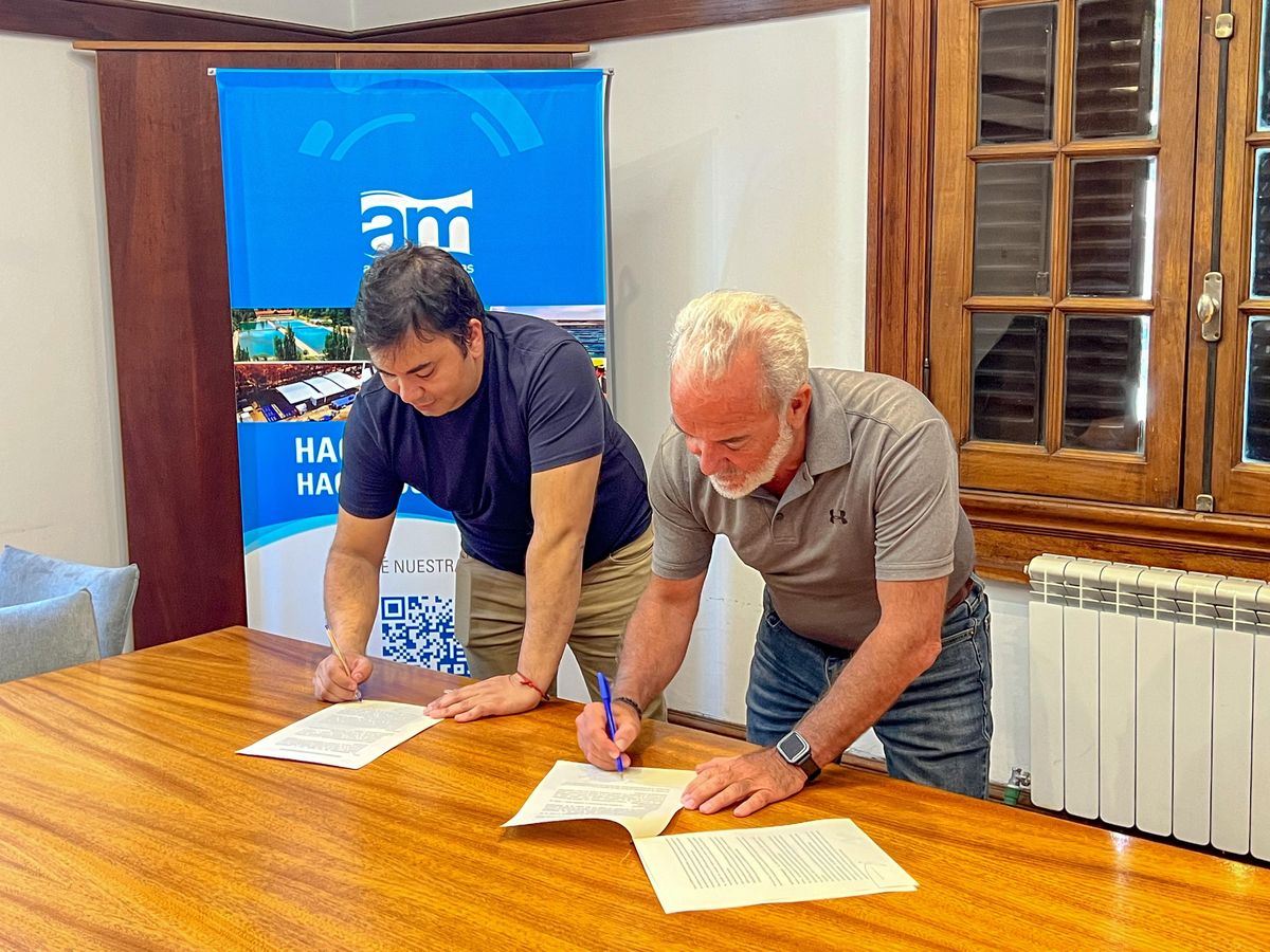 La firma del convenio por el cual Las Heras cede a Aguas Mendocinas una importante obra de agua potable se firmó este lunes. La firma del convenio por el cual Las Heras cede a Aguas Mendocinas una importante obra de agua potable se firmó este lunes.