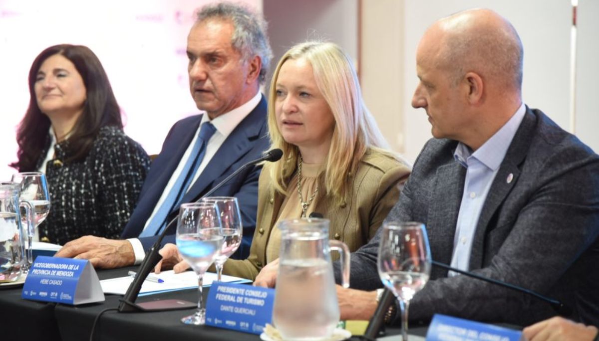 Gabriela Testa, titular del EMETUR, Daniel Scioli, secretario de Turismo y la vicegobernadora Hebe Casado abrieron la Asamblea Ordinaria del Consejo Federal.