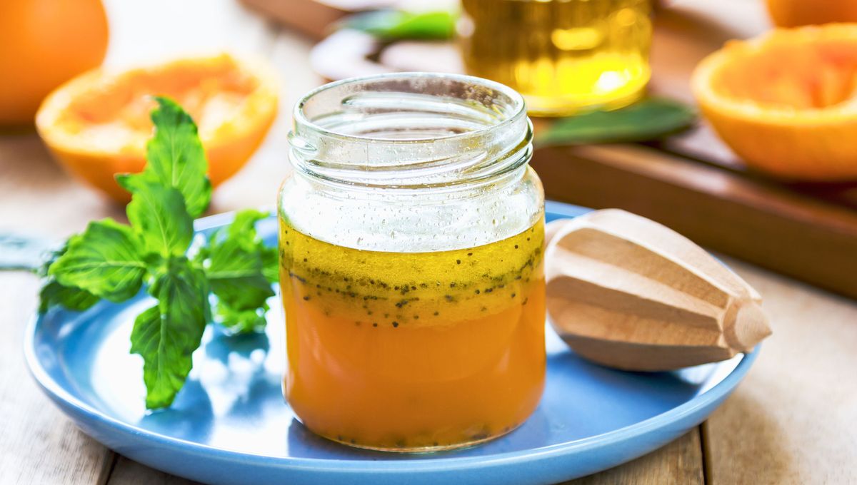 Al agitar el frasco con vinagre y aceite, ambas sustancias se fusionan y combinan.  Al agitar el frasco con vinagre y aceite, ambas sustancias se fusionan y combinan. 