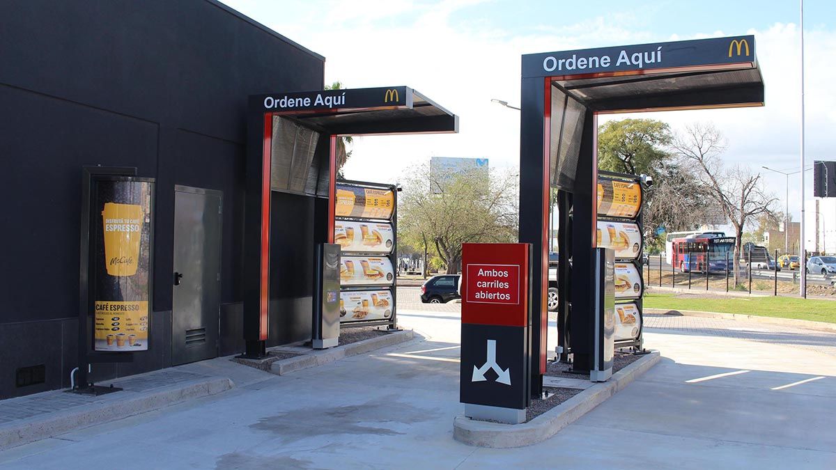 McDonald's Terminal cuenta con AutoMac (este es el N°67 en Argentina) con la posibilidad de atender a dos vehículos en simultáneo.