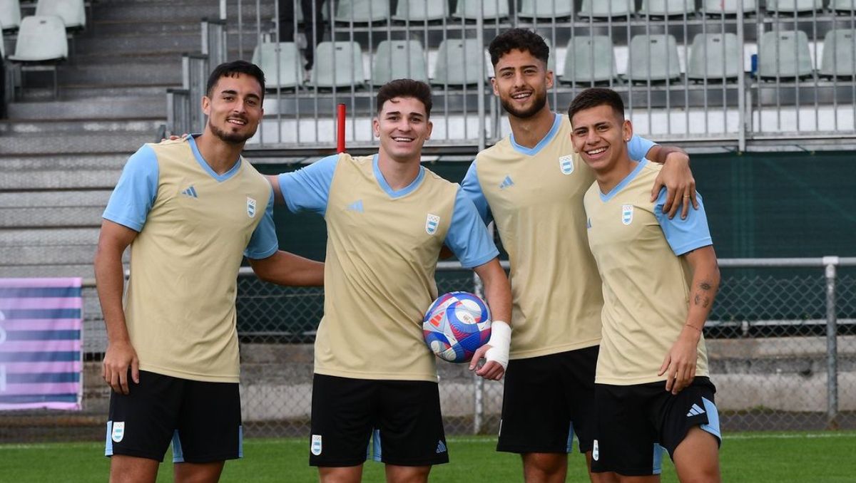 Marco Di Césare con Luján, Julián Álvarez y el Diablito Echeverri.