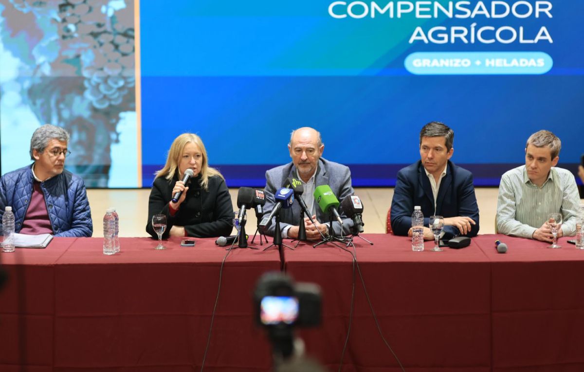 El ministro de Producción, Rodolfo Vargas Arizu, acompañado de varios funcionarios en el lanzamiento del seguro agrícola El ministro de Producción, Rodolfo Vargas Arizu, acompañado de varios funcionarios en el lanzamiento del seguro agrícola