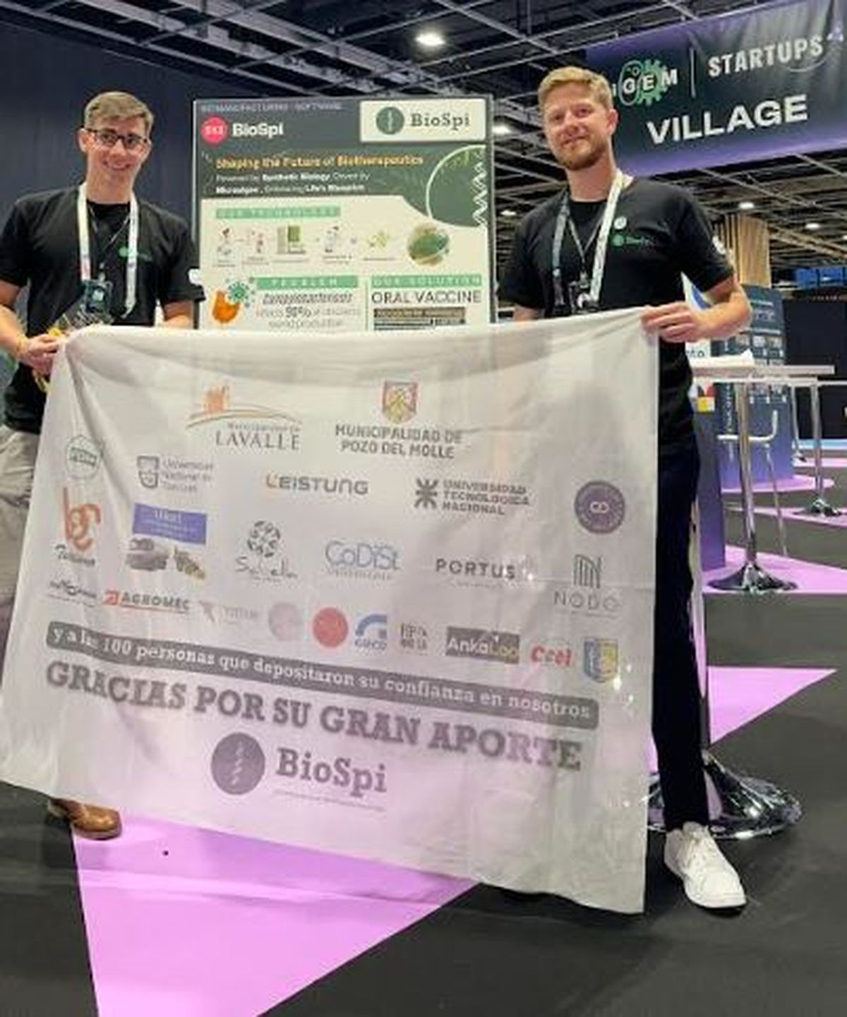 En la bandera que portan Moralles y Conrero se observa arriba la mención a los municipios de los que son oriundos: Lavalle (Mendoza) y Pozo del Valle (Córdoba). En la bandera que portan Moralles y Conrero se observa arriba la mención a los municipios de los que son oriundos: Lavalle (Mendoza) y Pozo del Valle (Córdoba).