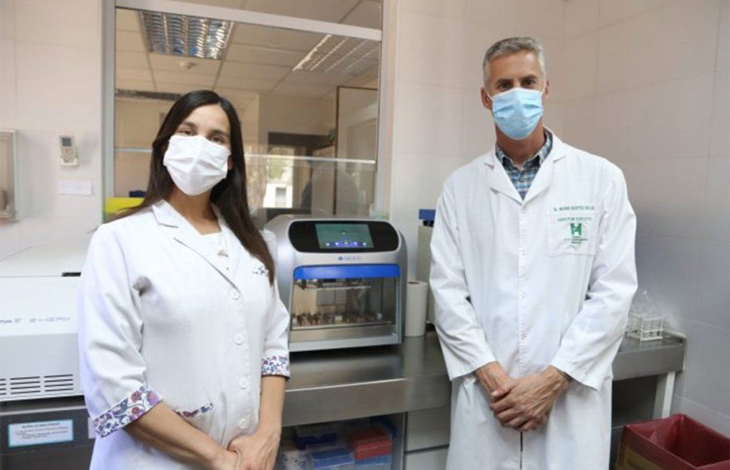 El equipo del Laboratorio de Salud Pública de Mendoza con el nuevo robot que permite agilizar los diagnósticos de coronavirus. 