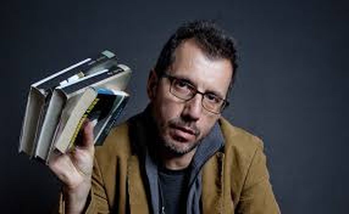 Reflexión de Fuguet: "La mayoría de los escritores nacen de familias extrañas y de familias que no han hablado". Reflexión de Fuguet: "La mayoría de los escritores nacen de familias extrañas y de familias que no han hablado".