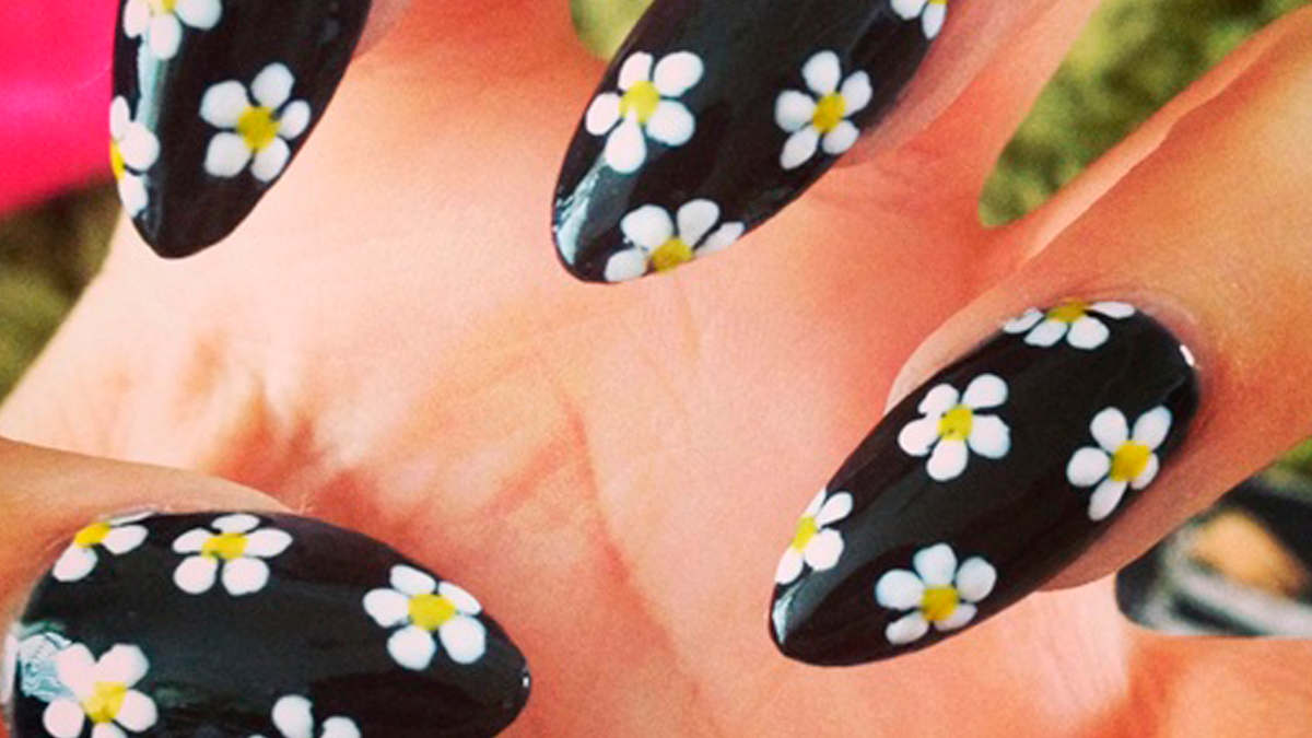 Tips de belleza. Si elegís un color de base para la uña, lucirás una mano delicada y salida directamente del salón de belleza.