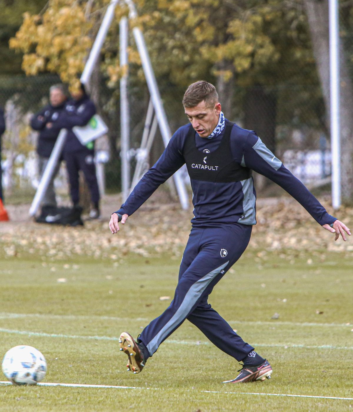Independiente Rivadavia entrenó en la fría mañana de este viernes, y luego el Gringo Mauro Maidana participó de la conferencia de prensa previ al viaje a Junín. Independiente Rivadavia entrenó en la fría mañana de este viernes, y luego el Gringo Mauro Maidana participó de la conferencia de prensa previ al viaje a Junín.