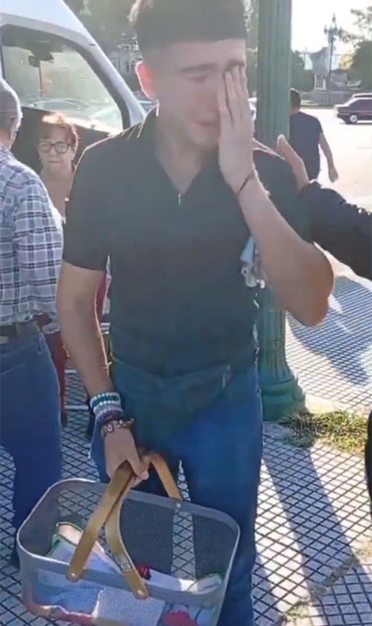 Un muchacho elaboró alfajores caseros para vender y se los decomisaron: se fue llorando al perder sus ahorros