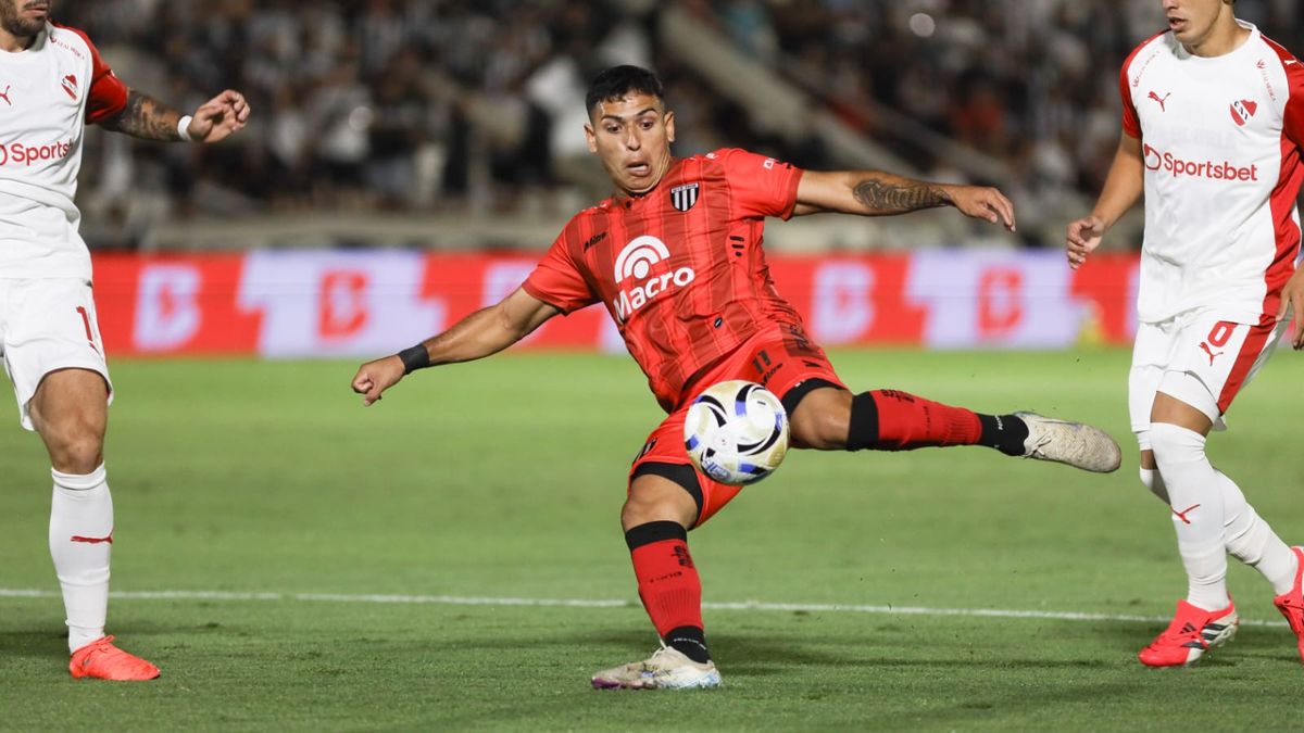 Santiago Mortadela Rodríguez le marcó un golazo a Rodrigo Rey.