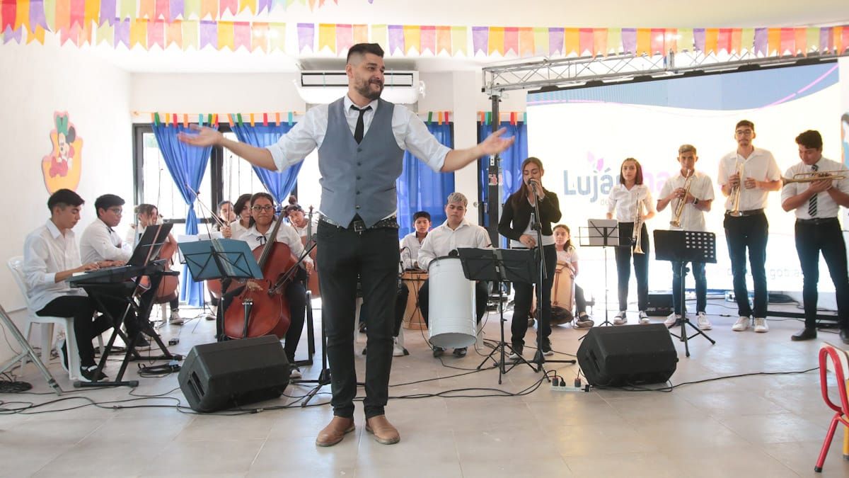 La Orquesta Infantil de Luján actuó durante el evento.
