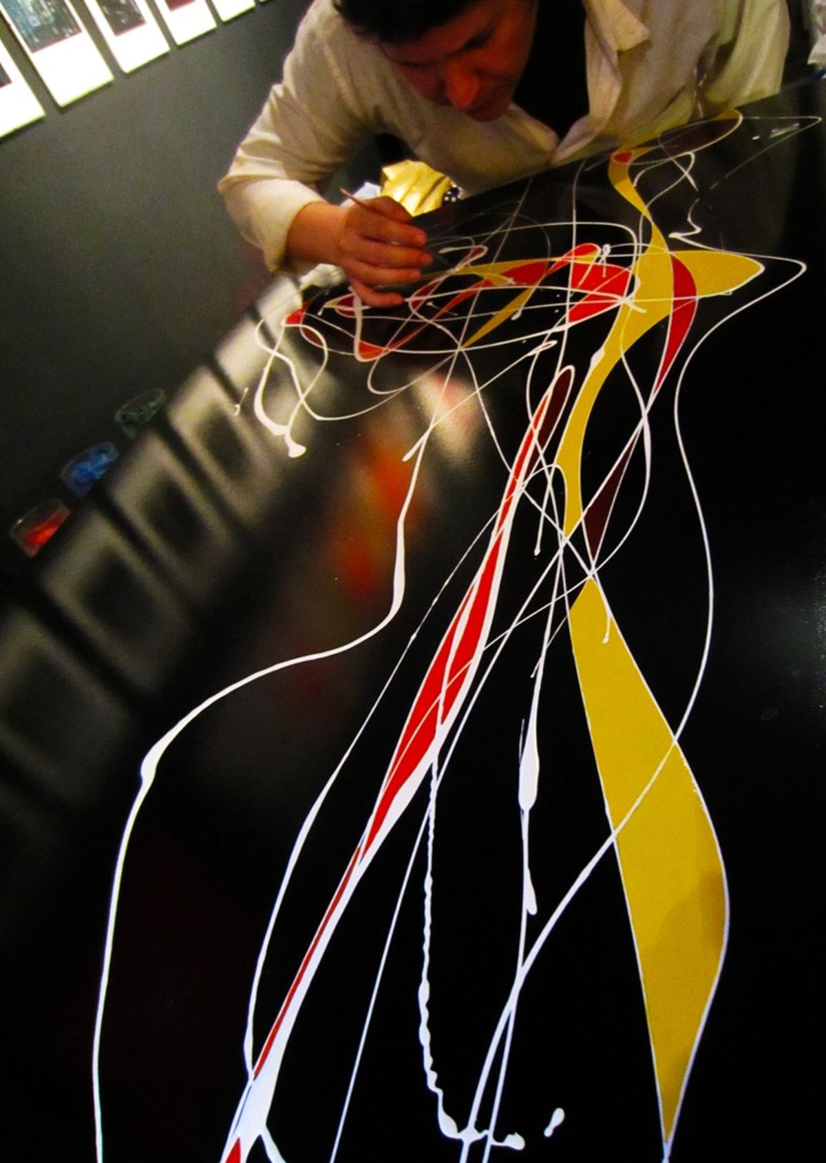 El arquitecto tiene varios cuadros sin bastidores, que esperan el montaje para una próxima muestra de arte. El arquitecto tiene varios cuadros sin bastidores, que esperan el montaje para una próxima muestra de arte.