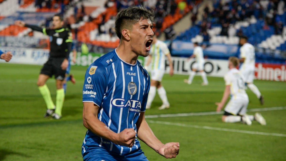 El uruguayo Salomón Rodríguez estará en la delantera de Godoy Cruz.