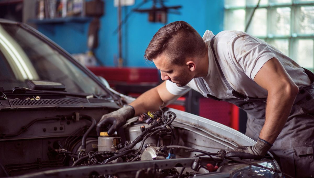 El aceite lubrica las partes móviles del motor, evita su desgaste prematuro y contribuye a mantenerlo a una temperatura adecuada. El aceite lubrica las partes móviles del motor, evita su desgaste prematuro y contribuye a mantenerlo a una temperatura adecuada.