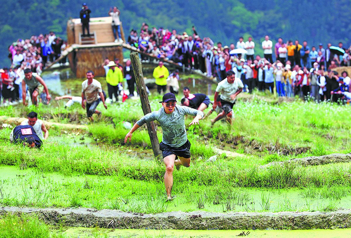 Un participante lidera una carrera de escalada en los campos en terrazas de Jiabang, en Congjiang, provincia de Guizhou. LUO JINGLAI / PARA CHINA DAILY.