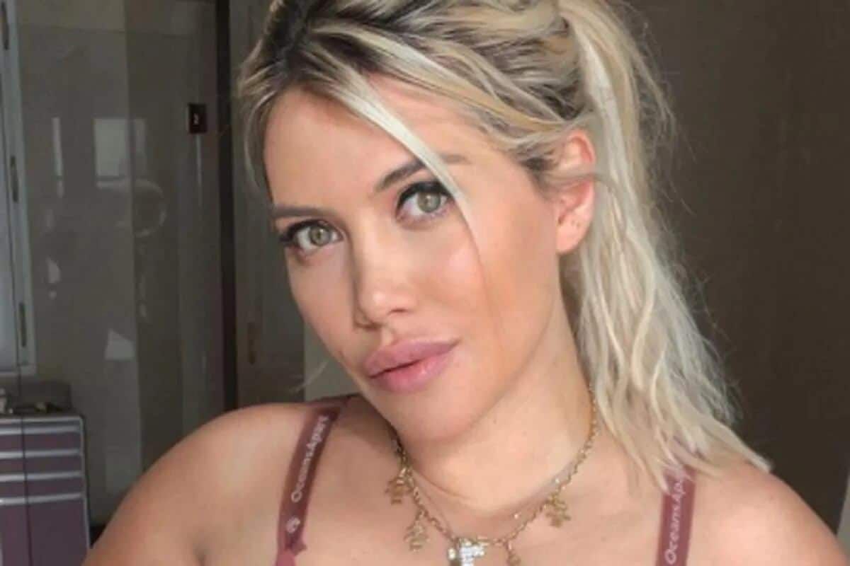 Desde la pileta, Wanda Nara decreta que la colaless se lleva ultra XS Barbiecore