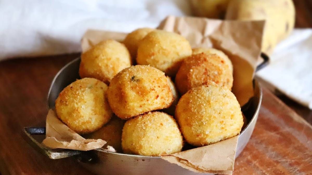 Bombas de papa rellenas con queso, una de las recetas más deliciosas y crujientes.