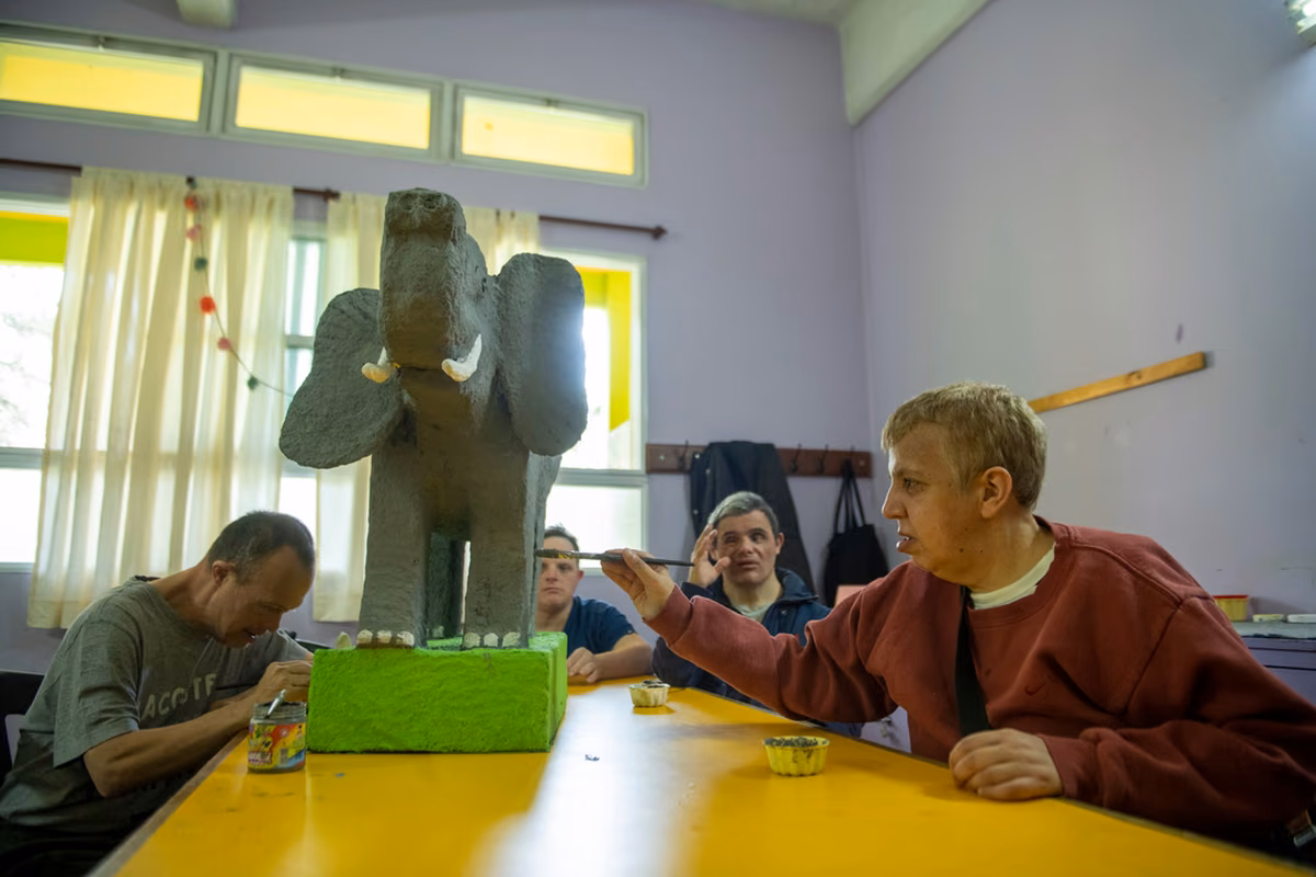 Residentes del Cottolengo Don Orione trabajan en el taller de reciclaje, uno de los espacios destinados a potenciar su desarrollo personal.