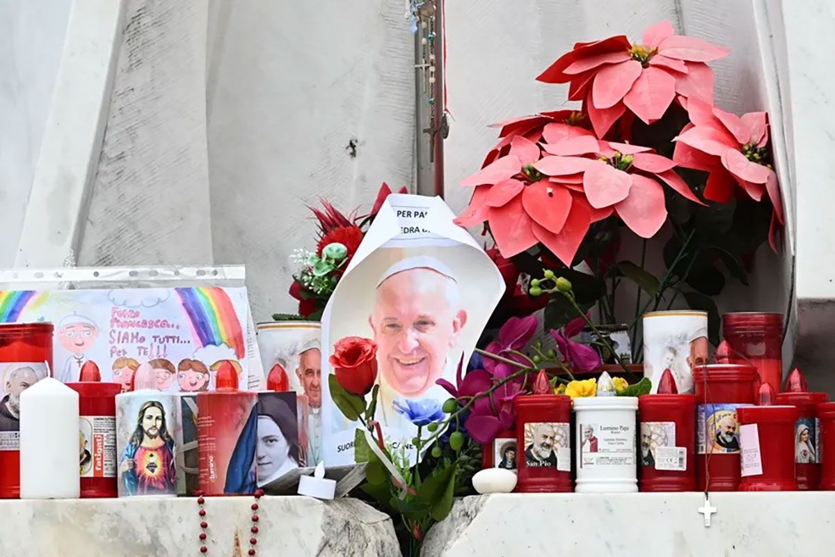 Velas y mensajes se colocan en la foto del Papa Francisco, en el exterior del Hospital Agostino Gemelli en Roma. Crédito: EFE/EPA/Maurizio Brambatti.