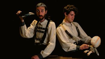 Estrena Medio pueblo, una comedia sobre el antagonismo social entre el mito y la modernidad Estrena Medio pueblo, una comedia sobre el antagonismo social entre el mito y la modernidad